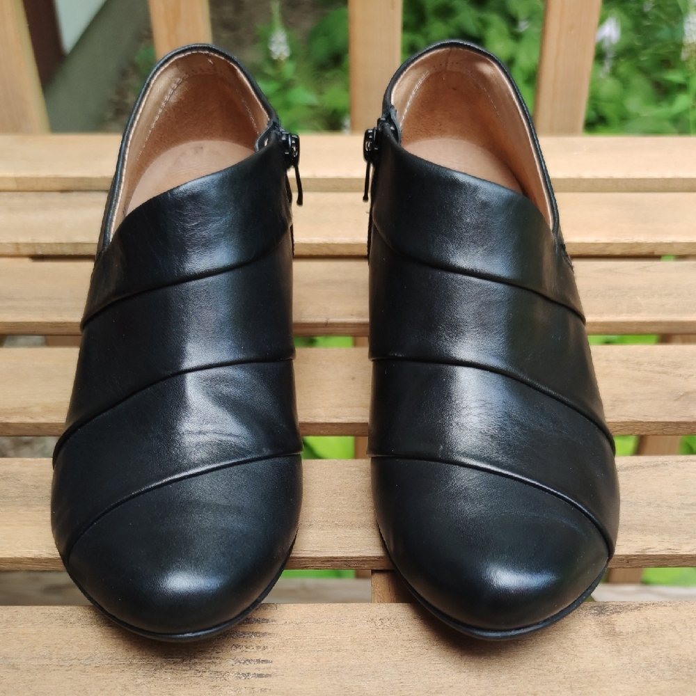 Taos Footwear Black Leather Low Heels